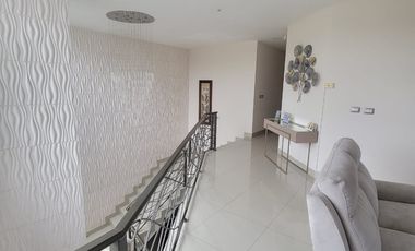En venta lujosa casa con vista al lago – Urbanizacion La Laguna, via a Samborondon