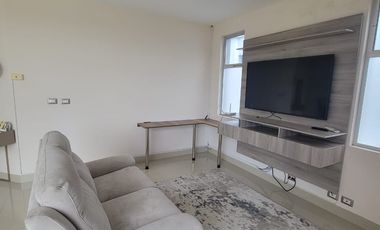 En venta lujosa casa con vista al lago – Urbanizacion La Laguna, via a Samborondon