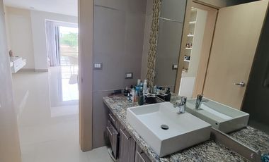 En venta lujosa casa con vista al lago – Urbanizacion La Laguna, via a Samborondon