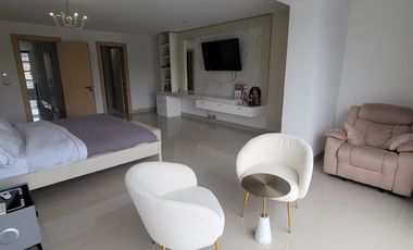 En venta lujosa casa con vista al lago – Urbanizacion La Laguna, via a Samborondon
