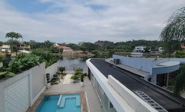 En venta lujosa casa con vista al lago – Urbanizacion La Laguna, via a Samborondon