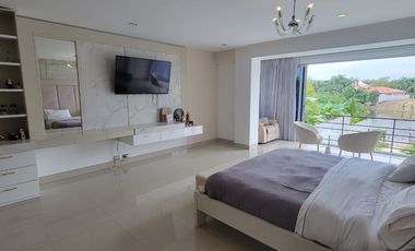 En venta lujosa casa con vista al lago – Urbanizacion La Laguna, via a Samborondon