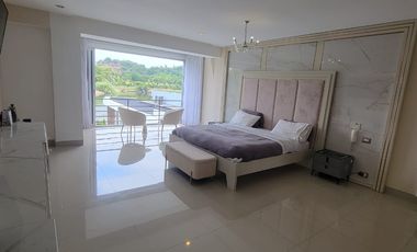 En venta lujosa casa con vista al lago – Urbanizacion La Laguna, via a Samborondon