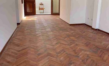 San Miguel: se vende casa con cuatro dormitorios, un departamento y cuarto de servicio.
