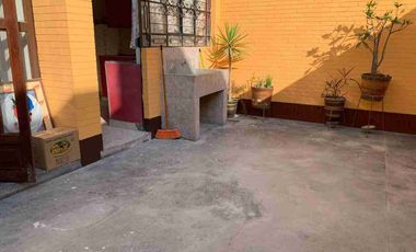 San Miguel: se vende casa con cuatro dormitorios, un departamento y cuarto de servicio.