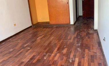 San Miguel: se vende casa con cuatro dormitorios, un departamento y cuarto de servicio.