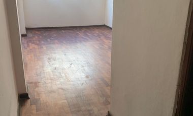 San Miguel: se vende casa con cuatro dormitorios, un departamento y cuarto de servicio.