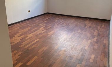 San Miguel: se vende casa con cuatro dormitorios, un departamento y cuarto de servicio.
