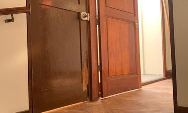 San Miguel: se vende casa con cuatro dormitorios, un departamento y cuarto de servicio.
