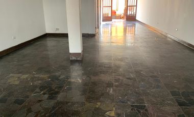 San Miguel: se vende casa con cuatro dormitorios, un departamento y cuarto de servicio.