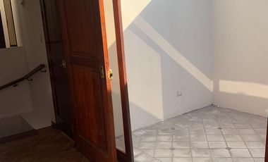 San Miguel: se vende casa con cuatro dormitorios, un departamento y cuarto de servicio.