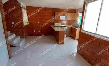 VENTA CASA FRACCIONAMIENTO JARDINES DE XOCHITEPEC, XOCHITEPEC MORELOS. 
CASA TOTALMENTE REMODELADA CON PORTÓN ELÉCTRICO.