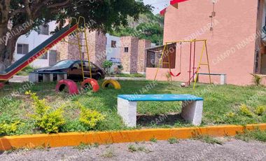VENTA CASA FRACCIONAMIENTO JARDINES DE XOCHITEPEC, XOCHITEPEC MORELOS. 
CASA TOTALMENTE REMODELADA CON PORTÓN ELÉCTRICO.