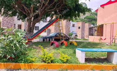 VENTA CASA FRACCIONAMIENTO JARDINES DE XOCHITEPEC, XOCHITEPEC MORELOS. 
CASA TOTALMENTE REMODELADA CON PORTÓN ELÉCTRICO.