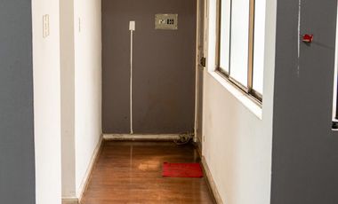 VENTA DEPARTAMENTO DE 2 PISOS, RODEADO DE COLEGIOS, GIMNASIO, COMERCIO, IDEAL PARA OFICINAS, VIVIENDA