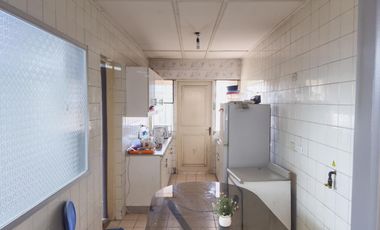 VENTA DEPARTAMENTO DE 2 PISOS, RODEADO DE COLEGIOS, GIMNASIO, COMERCIO, IDEAL PARA OFICINAS, VIVIENDA