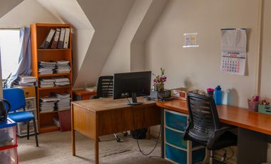 VENTA DEPARTAMENTO DE 2 PISOS, RODEADO DE COLEGIOS, GIMNASIO, COMERCIO, IDEAL PARA OFICINAS, VIVIENDA