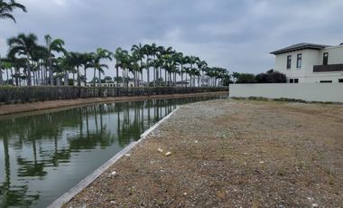 En venta exclusivo terreno esquinero en Lagos del Batán – Vía Samborondón