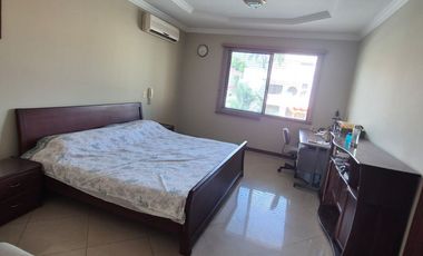 Casa en Venta en Urb. Rio Guayas, 5 Habitaciones, 4 Baños, Seguridad, Norte de Guayaquil