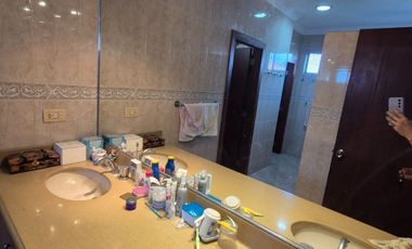 Casa en Venta en Urb. Rio Guayas, 5 Habitaciones, 4 Baños, Seguridad, Norte de Guayaquil