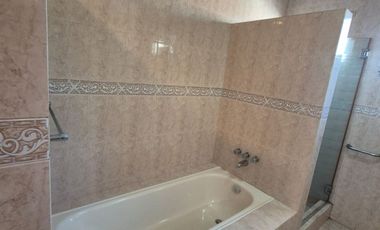 Casa en Venta en Urb. Rio Guayas, 5 Habitaciones, 4 Baños, Seguridad, Norte de Guayaquil