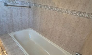 Casa en Venta en Urb. Rio Guayas, 5 Habitaciones, 4 Baños, Seguridad, Norte de Guayaquil