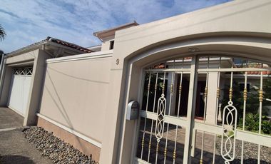 Casa en Venta en Urb. Rio Guayas, 5 Habitaciones, 4 Baños, Seguridad, Norte de Guayaquil