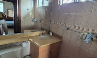 Casa en Venta en Urb. Rio Guayas, 5 Habitaciones, 4 Baños, Seguridad, Norte de Guayaquil