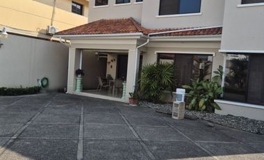 Casa en Venta en Urb. Rio Guayas, 5 Habitaciones, 4 Baños, Seguridad, Norte de Guayaquil