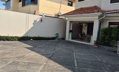 Casa en Venta en Urb. Rio Guayas, 5 Habitaciones, 4 Baños, Seguridad, Norte de Guayaquil