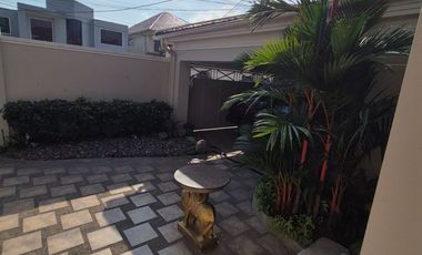 Casa en Venta en Urb. Rio Guayas, 5 Habitaciones, 4 Baños, Seguridad, Norte de Guayaquil