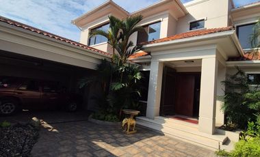 Casa en Venta en Urb. Rio Guayas, 5 Habitaciones, 4 Baños, Seguridad, Norte de Guayaquil