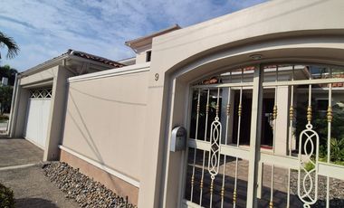 Casa en Venta en Urb. Rio Guayas, 5 Habitaciones, 4 Baños, Seguridad, Norte de Guayaquil