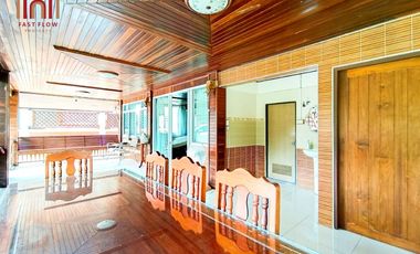 Urgent sale! Amphawa riverside house, side by canal, front by Suan Luang Road, near tourist attractions, suitable for living or homestay