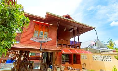 Urgent sale! Amphawa riverside house, side by canal, front by Suan Luang Road, near tourist attractions, suitable for living or homestay