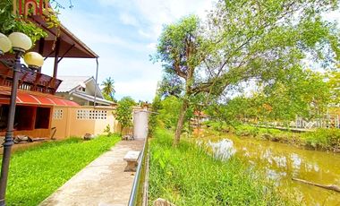 Urgent sale! Amphawa riverside house, side by canal, front by Suan Luang Road, near tourist attractions, suitable for living or homestay