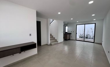 Casa en venta en Parque Real, Cuautlancingo – 3 recámaras, cochera doble y casa club