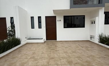 Casa en venta en Parque Real, Cuautlancingo – 3 recámaras, cochera doble y casa club
