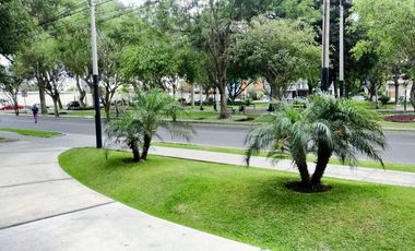 Exclusivo departamento en San Isidro! Vista impresionante a parque! Precio de ocasión !!