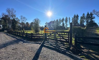 Parcela con dos casa en Condominio Reserva Cheillaco, comuna de Villarrica.