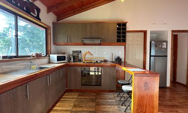 Parcela con dos casa en Condominio Reserva Cheillaco, comuna de Villarrica.