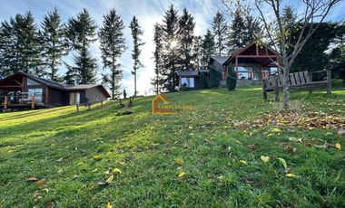 Parcela con dos casa en Condominio Reserva Cheillaco, comuna de Villarrica.