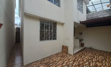 VENDO CASA DOS PLANTAS URB. VICTORIA DEL RIO