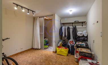 SE VENDE PEQUEÑO EDIFICIO PARA NEGOCIO Y/O VIVIENDA.