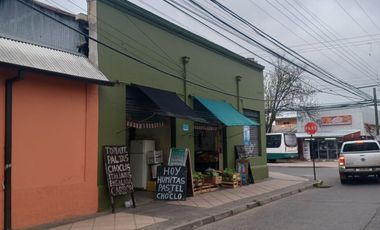AMPLIA CASA ESQUINA CENTRAL CON LOCALES COMERCIALES
