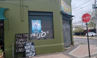 AMPLIA CASA ESQUINA CENTRAL CON LOCALES COMERCIALES