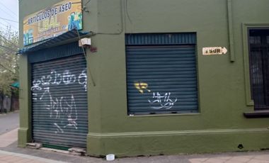 AMPLIA CASA ESQUINA CENTRAL CON LOCALES COMERCIALES
