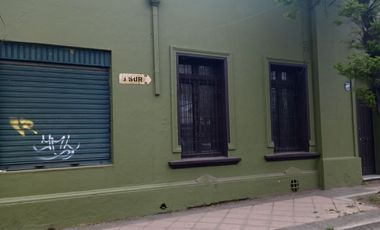 AMPLIA CASA ESQUINA CENTRAL CON LOCALES COMERCIALES