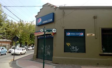 AMPLIA CASA ESQUINA CENTRAL CON LOCALES COMERCIALES
