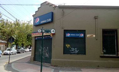 AMPLIA CASA ESQUINA CENTRAL CON LOCALES COMERCIALES